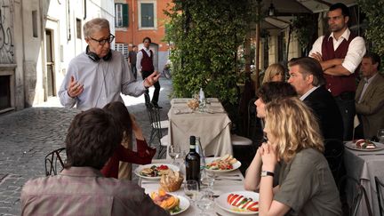Le r&eacute;alisateur am&eacute;ricain Woody Allen s'adresse &agrave; ses acteurs sur le tournage de "To Rome with love", &agrave; Rome (Italie), le 21 juillet 2011. (PHILIPPE ANTONELLO / AP / SIPA)
