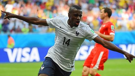 Blaise Matuidi plane sur la base aérienne Suisse (ANNE-CHRISTINE POUJOULAT / AFP)