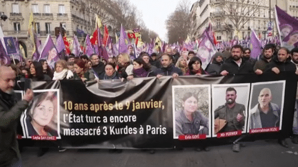 Paris : des milliers de kurdes manifestent en hommage aux militants assassinés (France 2)