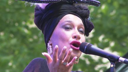 La chanteuse américaine Lady Blackbird (CAPTURE D'ÉCRAN FRANCE 3 / F. MOTEY)