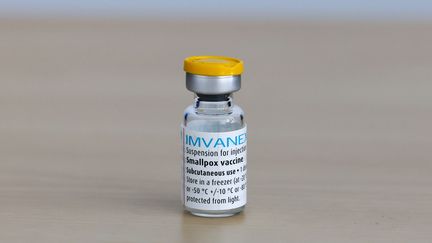 Un flacon de vaccin Imvanex, le 19 juillet 2022, à Nice (Alpes-Maritimes). (SYSPEO/SIPA)