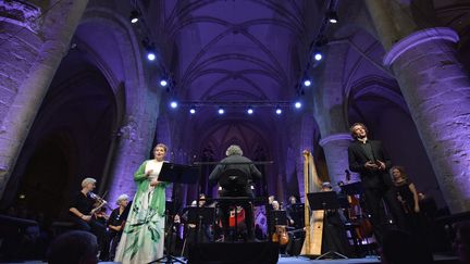 La soprano Kateryna Kasper et le baryton-basse&nbsp;Yannick Debus entourent le chef René Jacobs (de dos) au Festival d'Ambronay, le 15 septembre.&nbsp; (BERTRAND PICHENE / FESTIVAL D'AMBRONAY)