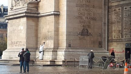 L'arc de triomphe avait été tagué lors d'une manifestation des "gilets jaunes" le 1er décembre 2018. (SOLENNE LE HEN / RADIO FRANCE)