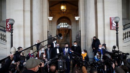 Deux des trois Américains qui sont intervenus pour empêcher l'attaque du Thalys, le 21 août 2015, s'expriment devant la presse à l'occasion du procès, à Paris, le 20 novembre 2020.&nbsp; (GONZALO FUENTES / REUTERS)