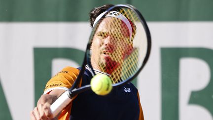 Daniel Altmaier face à Jannick Sinner lors du deuxième tour de Roland-Garros, le 1er juin 2023. (FRANK MOLTER / DPA)