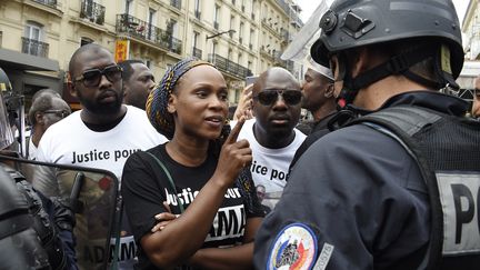 Une sœur d'Adama Traoré à Paris, lors d'une manifestation, le 30 juillet 2016. (DOMINIQUE FAGET / AFP)