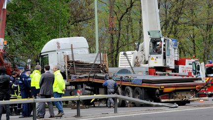 Le camion impliqu&eacute; dans l'accident qui a fait 4 morts vendredi 13 avril pr&egrave;s de Chamb&eacute;ry (Haute-Savoie). (JEAN-PIERRE CLATOT / AFP)