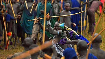 Chaque adversaire est armé d’un bâton long de deux mètres et très dur (en bois de noisetier ou d’acacia). La joute est violente et très rapide, environ cinq minutes. (Carl de Souza / AFP)