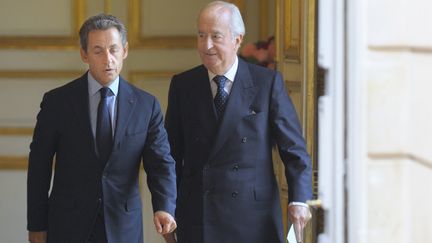 Nicolas Sarkozy, alors pr&eacute;sident de la R&eacute;publique,&nbsp;et l'ex-Premier ministre Edouard Balladur, le 22 juin 2011 &agrave; l'Elys&eacute;e (Paris). (PHILIPPE WOJAZER / AFP)