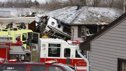 Un avion de tourisme s'est encastr&eacute; dans une maison de South Bend&nbsp;(Indiana, Etats-Unis), faisant deux morts, le 17 mars 2013. (MIKE HARTMAN / AP / SIPA)