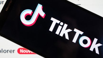 Un téléphone affiche l'application TikTok, le 22 mai 2024. (JEAN-MARC BARRERE / HANS LUCAS / AFP)