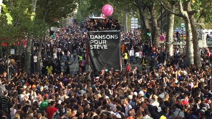 A la 21e Techno Parade, samedi 28 septembre 2019 à Paris, le mot d'ordre était "Dansons pour Steve". (PATRICE BARDOT)