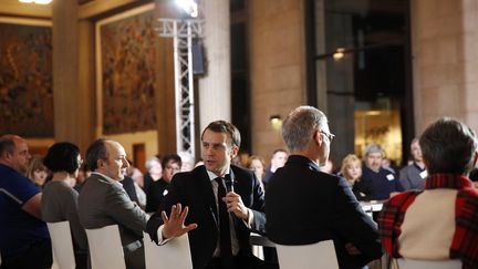 Le président de la République, Emmanuel Macron, le 10 janvier 2020 devant les membres de la Convention citoyenne pour le climat. (YOAN VALAT / AFP)