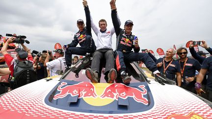 Lucas Cruz, Bruno Famin et Carlos Sainz, la joie dans le clan Peugeot (FRANCK FIFE / AFP)