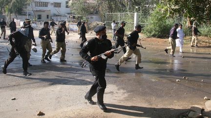 des policiers devant le consulat fran&ccedil;ais &agrave; Karachi (SABIR MAZHAR / ANADOLU AGENCY / AFP)