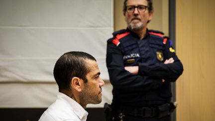 Daniel Alves lors de l'ouverture de son procès, le 5 février 2024 à Barcelone. (JORDI BORRAS / AFP)