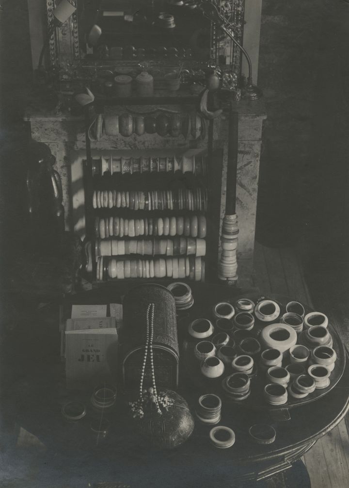 Les bracelets en ivoire de Nancy Cunard à la Chapelle-Réanville, vers 1930, photo Jacques-André Boiffard
 (Droits réservés Centre Pompidou)