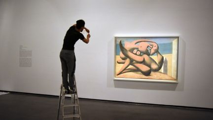 Installation de la toile "Figures au bord de mer" (1931) à Toulouse
 (Remy Gabalda / AFP)