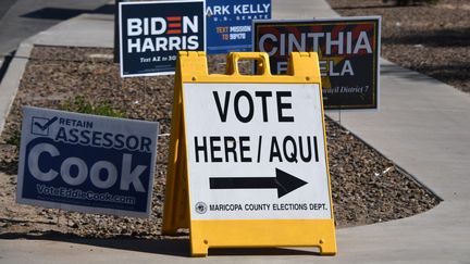 Un pancarte d'indication d'un lieu de vote à Phoenix, en Arizona (États-Unis) (ROBYN BECK / AFP)