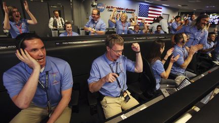 La joie des employ&eacute;s de la Nasa&nbsp;en Californie (Etats-Unis) apr&egrave;s l'atterrissage r&eacute;ussi du&nbsp;robot Curiosity sur Mars, lundi 6 ao&ucirc;t. (BRIAN VAN DER BRUG / REUTERS)