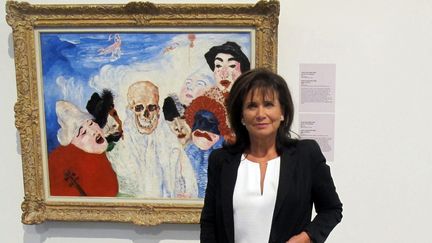 Anne Sinclair devant "La mort et le masque" de James Ensor, exposition "21 rue de la Boétie" à Liège, Belgique, le 22 septembre 2016
 (Sabine Glaubitz/dpa/picture-alliance/MaxPPP)