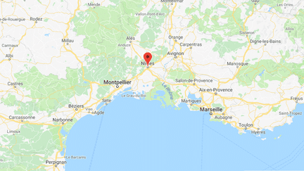 Le véhicule qui a foncé sur la foule à Nîmes (Gard) a été stoppé par les barrières anti-attentat, le 14 septembre 2018. (CAPTURE ECRAN GOOGLE MAPS / FRANCEINFO)