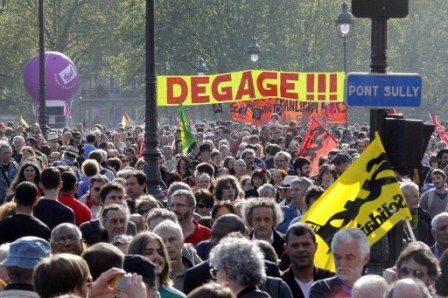 Les opposant de Nicolas Sarkozy défilent dans Paris, le 1er mai 2012. (AFP - Pierre Verdy)