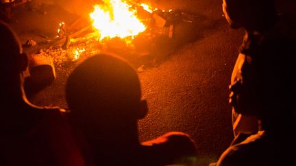 Des t&eacute;moins photographient le brasier dans lequel un Malgache a &eacute;t&eacute; jet&eacute;, &agrave; Nosy Be (Madagascar), le 3 octobre 2013. (BILAL TARABEY / AFP)