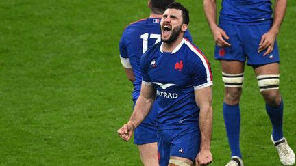 Charles Ollivon exulte après la victoire face aux Gallois, samedi 20 mars 2021 au Stade de France. (ANNE-CHRISTINE POUJOULAT / AFP)