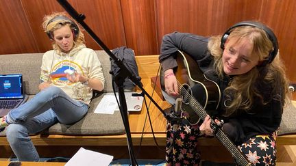 Clémence Gabriel et Sofia enregistrent un morceau folk. (MATTEU MAESTRACCI / RADIO FRANCE)