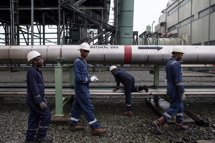 Ouvriers nigérians marchant près d'un gazoduc à Port Harcourt (Nigeria) le 29 septembre 2015. (AFP - FLORIAN PLAUCHEUR)