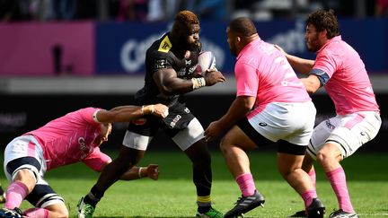 Le Rochelais Dany Priso pris par la défense du Stade Français