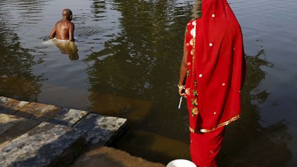 doivent chanter tous les jours les louanges de Rama et sont exhortés à traiter tout le monde avec égalité et respect. Tous les matins, ils purifient leur corps en se plongeant dans l’eau des rivières.  (REUTERS / Adnan Abidi )