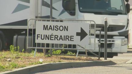 Dans ce contexte de crise, les pompes funèbres font face à une situation inédite et au manque de place. Beaucoup sont débordées, à tel point qu’un entrepôt du marché international de Rungis (Val-de-Marne)&nbsp;a été transformé en funérarium.&nbsp; (France 2)