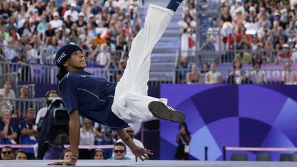 La breakeuse française Sya Dembélé, lors de sa première battle à la Concorde, pendant la phase de qualification du tournoi olympique.