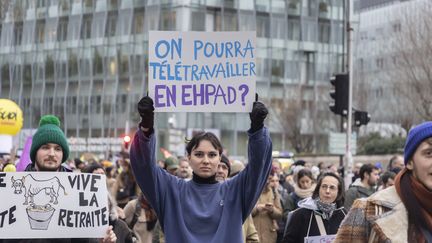 Dans la capitale, toujours, cette jeune femme aimerait savoir s'il y a une bonne connexion wifi dans les Ehpad, pour pouvoir télétravailler. (VINCENT ISORE / MAXPPP)