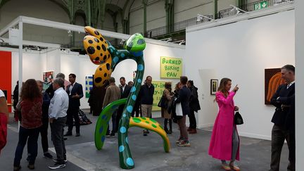 Photo de la Fiac 2019, sous la nef du Grand Palais à Paris. (ANNE CHÉPEAU / FRANCE-INFO)