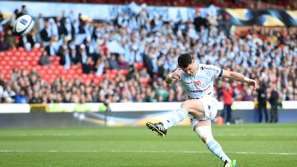 Dan Carter du Racing&nbsp;92 transforme&nbsp;le premier essai de son équipe lors de la&nbsp;demi-finale de coupe d'Europe face à&nbsp;Leicester, le 24 avril 2016. (PAUL ELLIS / AFP)