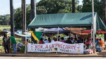 Des manifestants protestent près de l'aéroport de Cayenne, le 29 mars 2017, en Guyane.&nbsp; (JODY AMIET / AFP)