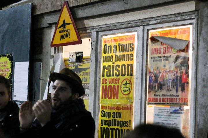 Un opposant au projet&nbsp;Notre-Dame-des-Landes&nbsp;fête la décision d'abandon du gouvernement à "La Vache Rit", dans la Zad, mercredi 17 janvier 2018. (YANN SCHREIBER / RADIO FRANCE)