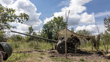 Un soldat ukrainien près de Bakhmout, dans l'est du pays, le 24 juillet 2023. (DIEGO HERRERA CARCEDO / ANADOLU AGENCY / AFP)