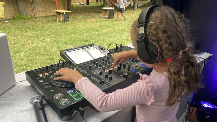 Au Mini Rock en Seine, les enfants se sont initiés à l'art du mixage. (Léa Beaudufe-Hamelin)