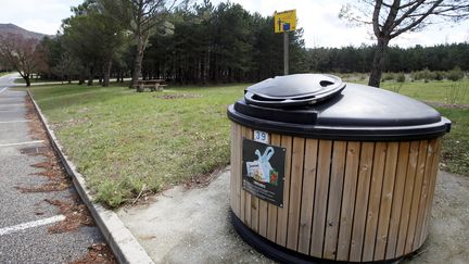 Des restes humains ont &eacute;t&eacute; retrouv&eacute;s &agrave; c&ocirc;t&eacute; de ce conteneur &agrave; poubelles, le 29 mars 2013, sur l'aire de repos de La Coucourde, sur l'autoroute A7, pr&egrave;s de Mont&eacute;limar (Dr&ocirc;me). ( MAXPPP)