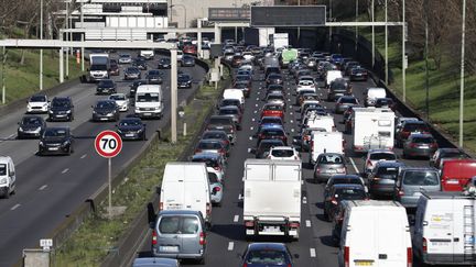 Des bouchons Porte de Bagnolet en février 2022. (SAMEER AL-DOUMY / AFP)