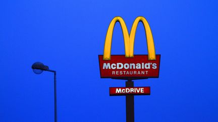 L'enseigne d'un restaurant McDonald's, de nuit, en février 2017. (PHILIPPE TURPIN / PHOTONONSTOP / AFP)