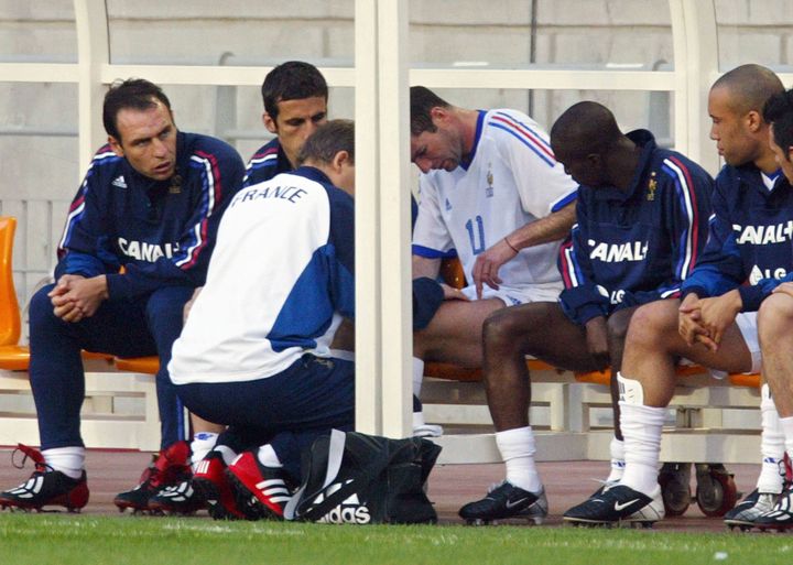 Zinédine Zidane soigné pour une blessure à la cuisse, lors du match amical France-Corée-du-Sud à Suwon (Corée-du-Sud), le 26 mai 2002. (PATRICK HERTZOG / AFP)