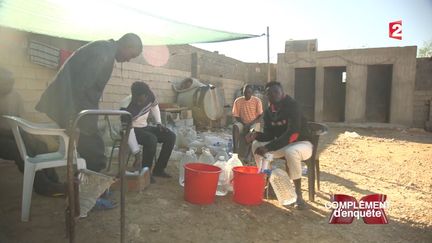 VIDEO. Pour augmenter la rançon, les trafiquants de migrants les torturent pendant qu'ils téléphonent à leur famille