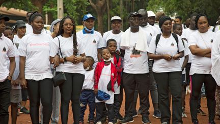 Des proches du journaliste Olivier Dubois lors d'une manifestation à Bamako (Mali), 100 jours après son enlèvement à Gao. (ANNIE RISEMBERG / AFP)