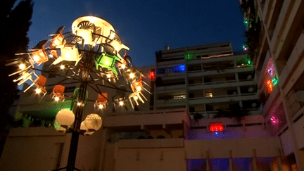 Les chaises lumineuses aux balcons de Fonscolombe
 (France3/culturebox)