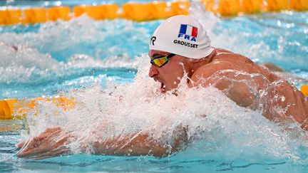 Le nageur français Maxime Grousset durant les séries du 100 mètres quatre nages des championnats du monde petit bassin, le 15 décembre 2022 à Melbourne (WILLIAM WEST / AFP)